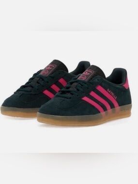 Adidas Gazelle Women’s Size 8 Indoor striped sneakers